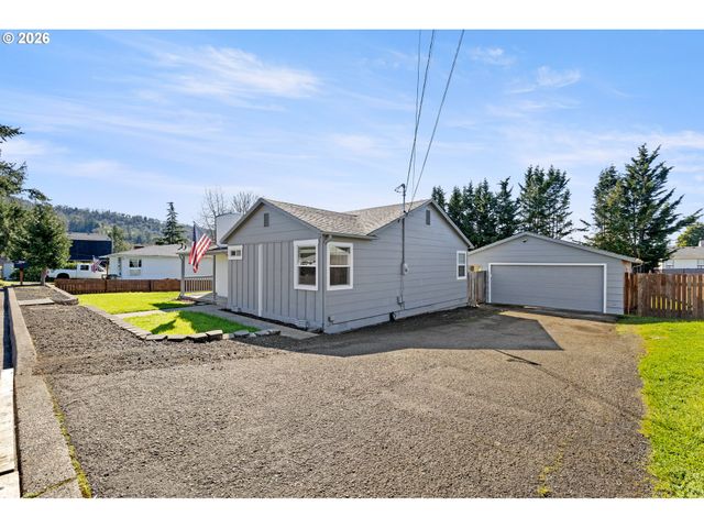 158 Ne GARRECHT St, Roseburg, OR 97470