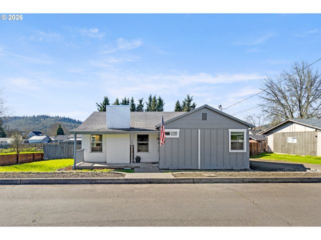 158 Ne GARRECHT St, Roseburg, OR 97470