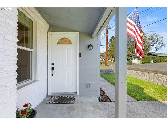 158 Ne GARRECHT St, Roseburg, OR 97470