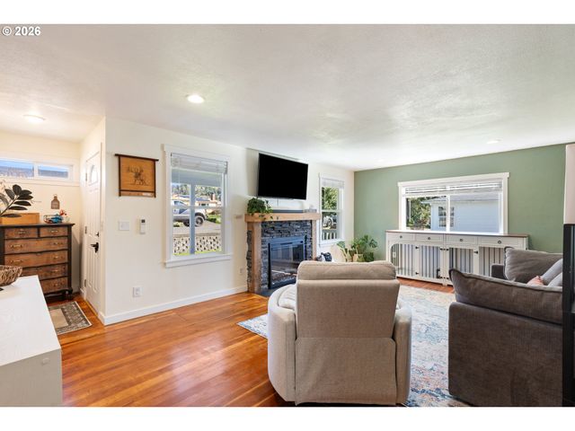 158 Ne GARRECHT St, Roseburg, OR 97470