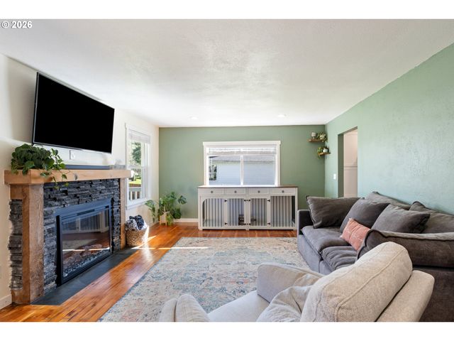 158 Ne GARRECHT St, Roseburg, OR 97470