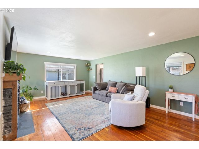 158 Ne GARRECHT St, Roseburg, OR 97470