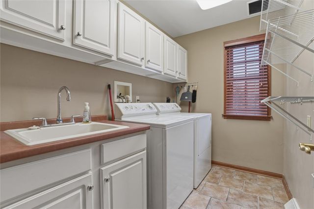 1000 Fawn Valley Dr, Cecil, PA 15317