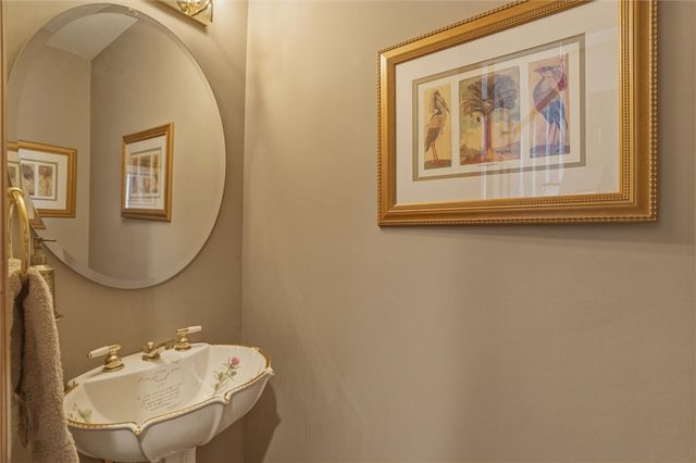 1000 Fawn Valley Dr, Cecil, PA 15317