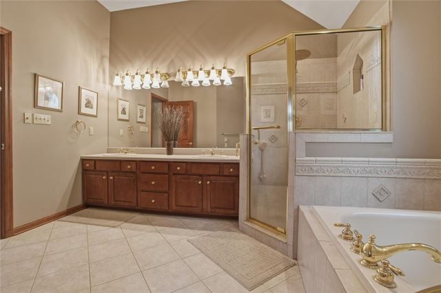 1000 Fawn Valley Dr, Cecil, PA 15317