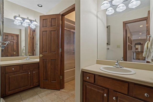 1000 Fawn Valley Dr, Cecil, PA 15317