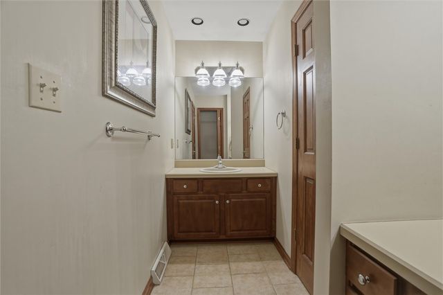 1000 Fawn Valley Dr, Cecil, PA 15317