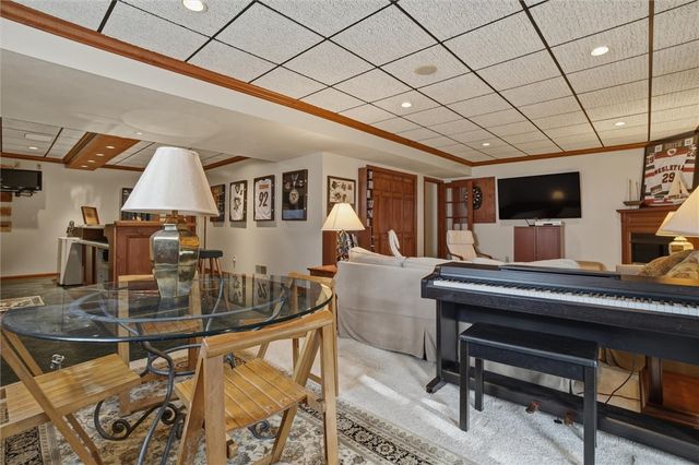 1000 Fawn Valley Dr, Cecil, PA 15317