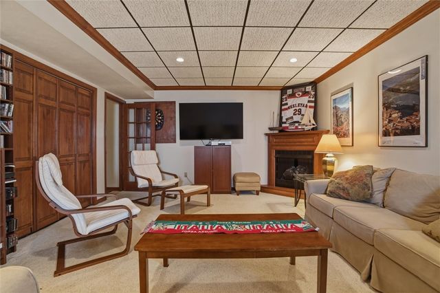 1000 Fawn Valley Dr, Cecil, PA 15317