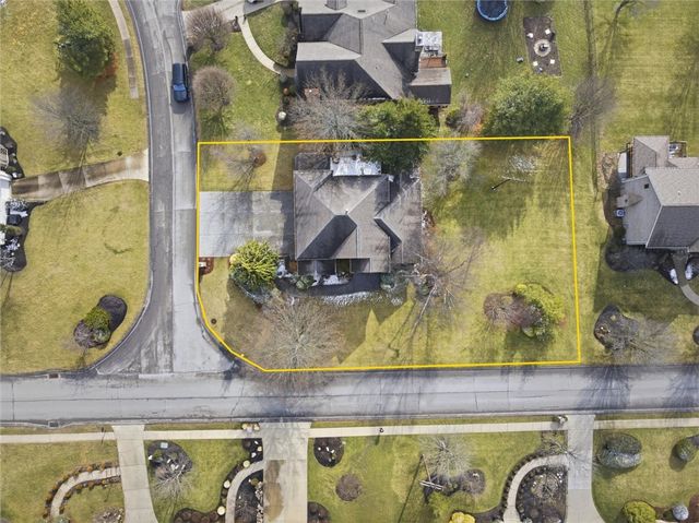 1000 Fawn Valley Dr, Cecil, PA 15317