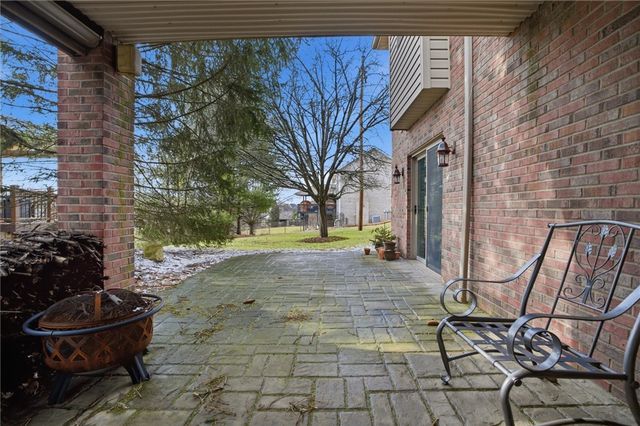 1000 Fawn Valley Dr, Cecil, PA 15317