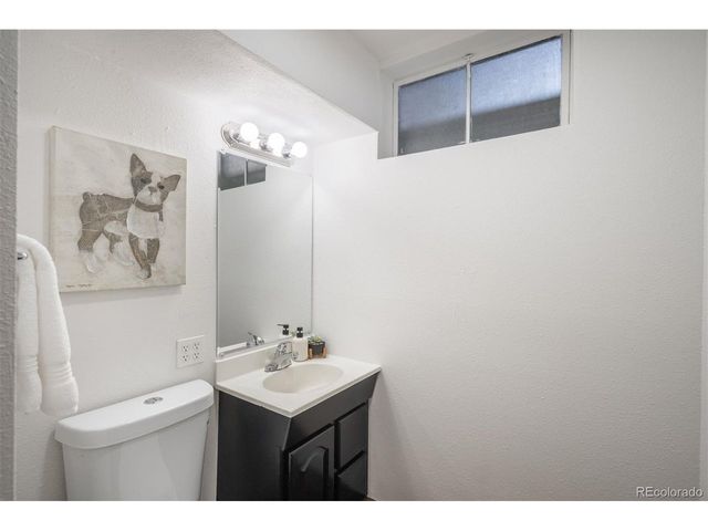 7220 Avrum Dr, Denver, CO 80221