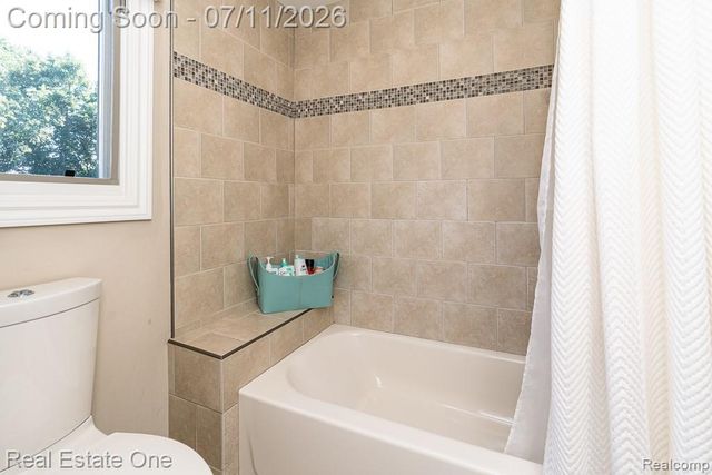1067 Newgate Court, Oakland Charter Township, MI 48363