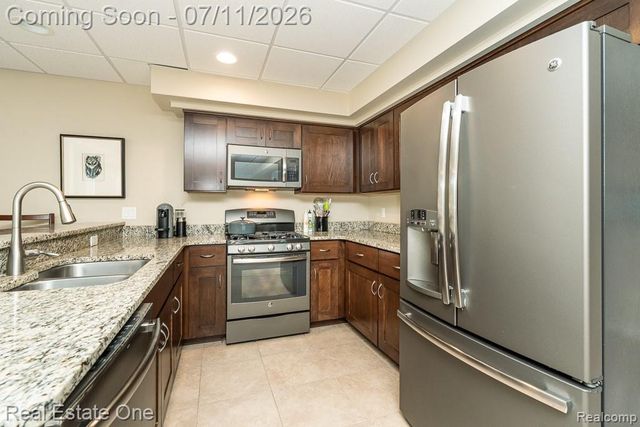 1067 Newgate Court, Oakland Charter Township, MI 48363