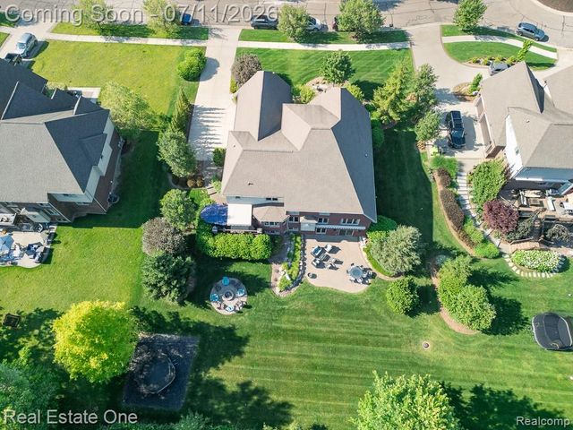 1067 Newgate Court, Oakland Charter Township, MI 48363