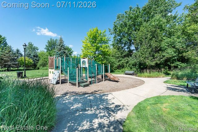 1067 Newgate Court, Oakland Charter Township, MI 48363