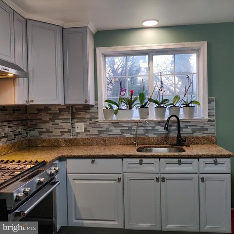 2 SENECA DR, Oxon Hill, MD 20745