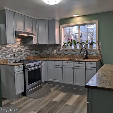 2 SENECA DR, Oxon Hill, MD 20745