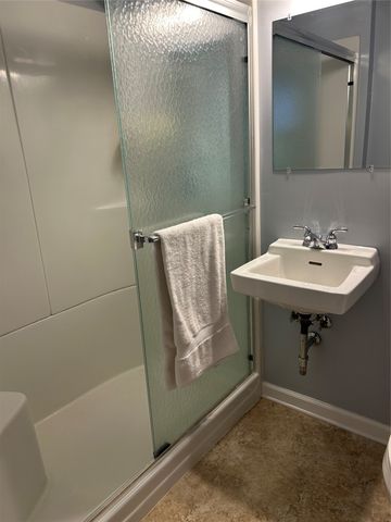 5819 Chamberlain Drive, Des Moines, IA 50312