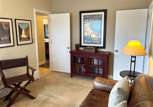 5819 Chamberlain Drive, Des Moines, IA 50312