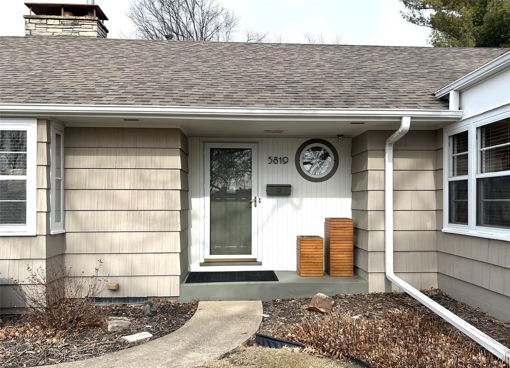 5819 Chamberlain Drive, Des Moines, IA 50312