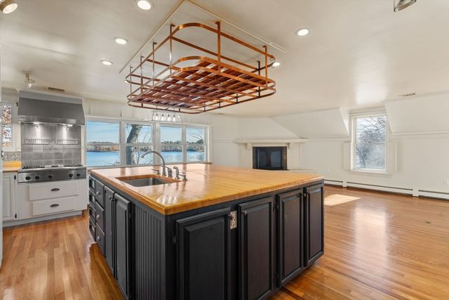 553 Monponsett St, Halifax, MA 02338