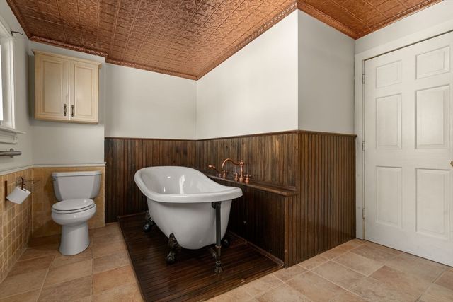 553 Monponsett St, Halifax, MA 02338