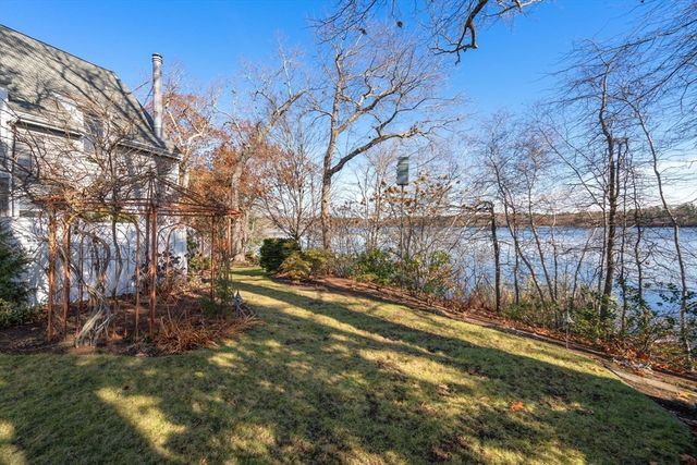 553 Monponsett St, Halifax, MA 02338