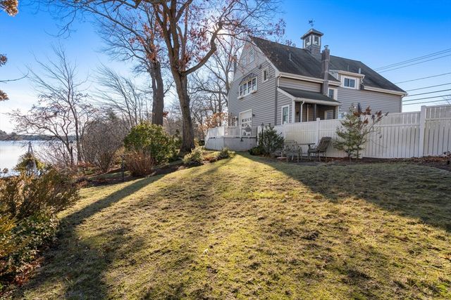 553 Monponsett St, Halifax, MA 02338