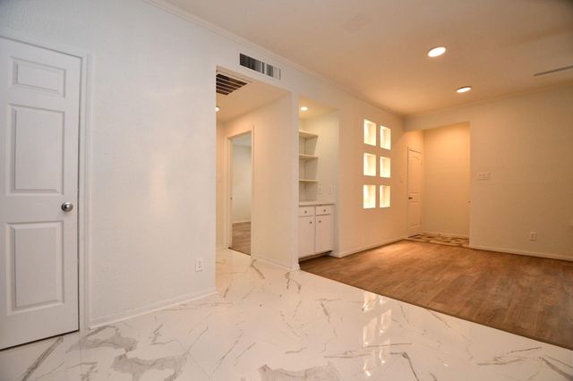 720 Bering Drive 169, Houston, TX 77057
