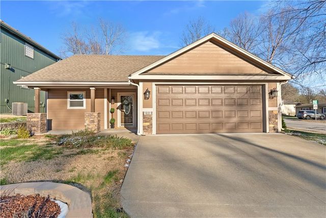 300 NW FOX HOLLOW Lane, Blue Springs, MO 64015