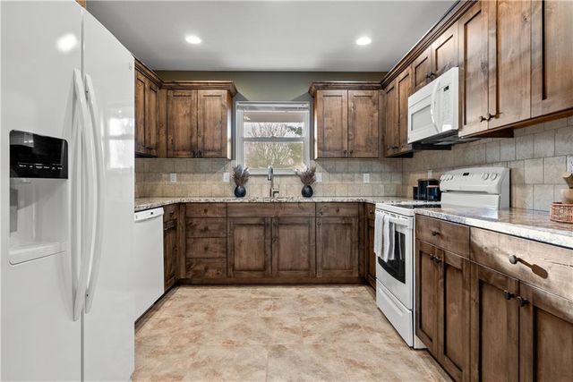 300 NW FOX HOLLOW Lane, Blue Springs, MO 64015