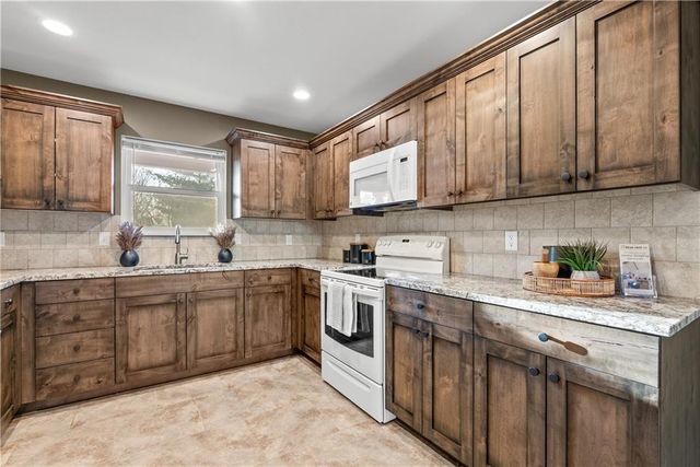 300 NW FOX HOLLOW Lane, Blue Springs, MO 64015