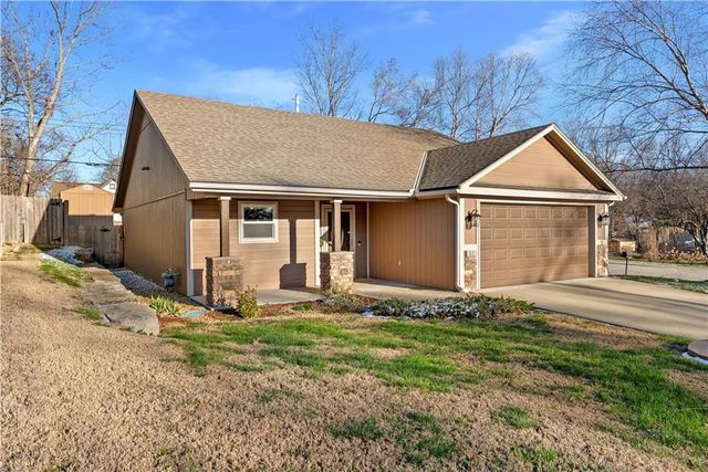 300 NW FOX HOLLOW Lane, Blue Springs, MO 64015