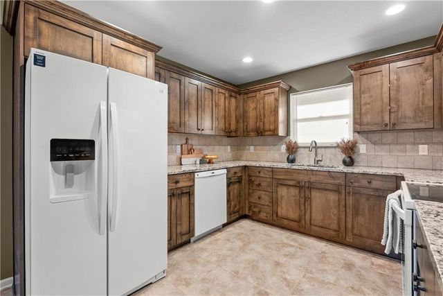 300 NW FOX HOLLOW Lane, Blue Springs, MO 64015