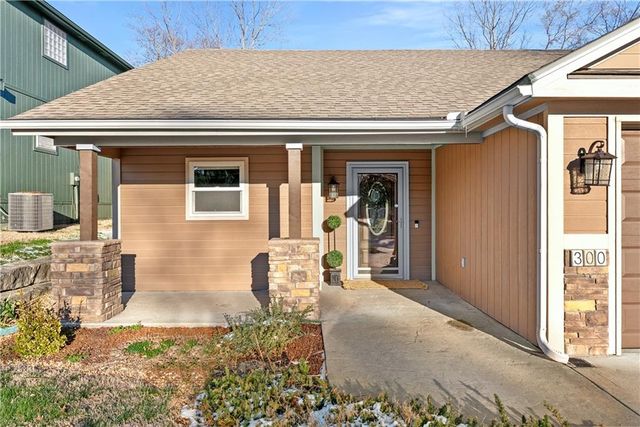 300 NW FOX HOLLOW Lane, Blue Springs, MO 64015