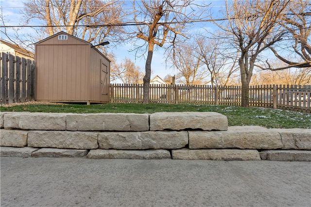 300 NW FOX HOLLOW Lane, Blue Springs, MO 64015