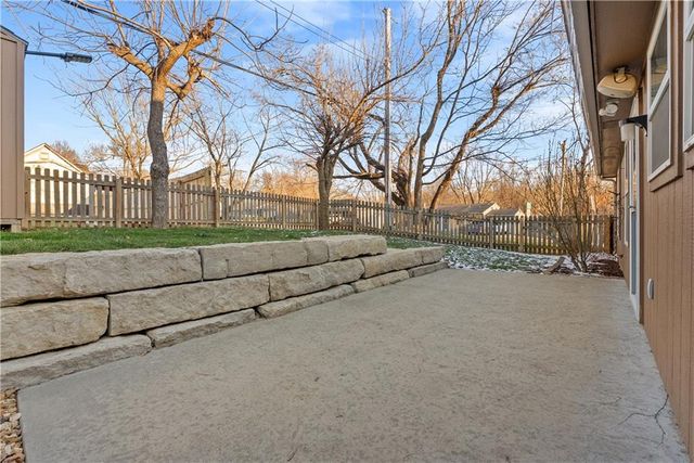 300 NW FOX HOLLOW Lane, Blue Springs, MO 64015