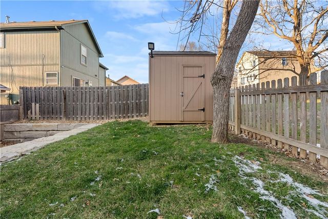 300 NW FOX HOLLOW Lane, Blue Springs, MO 64015