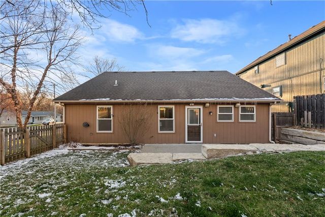 300 NW FOX HOLLOW Lane, Blue Springs, MO 64015