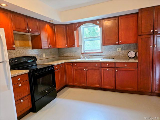3 Abbey Road, Hyde Park, NY 12538