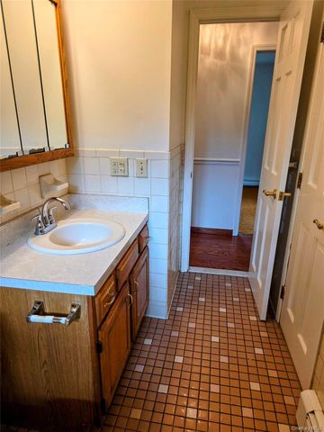 3 Abbey Road, Hyde Park, NY 12538