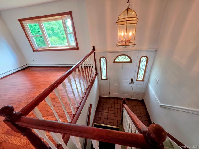 3 Abbey Road, Hyde Park, NY 12538