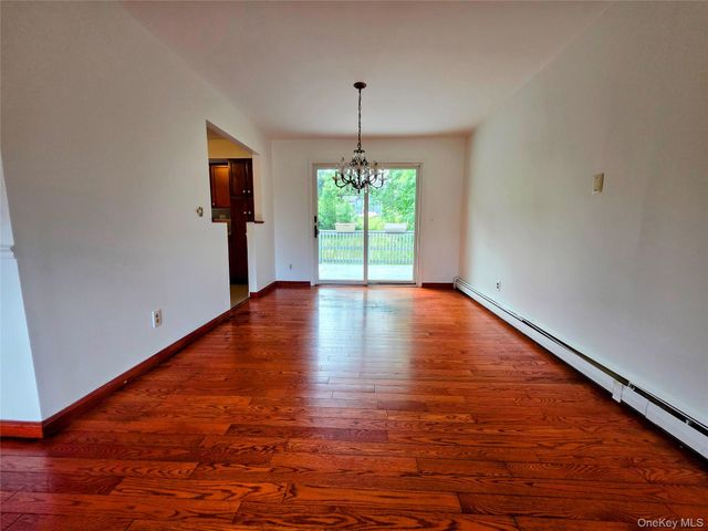 3 Abbey Road, Hyde Park, NY 12538