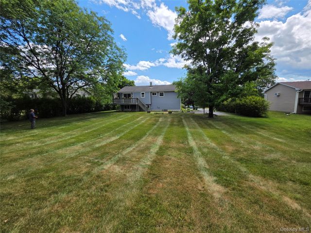 3 Abbey Road, Hyde Park, NY 12538