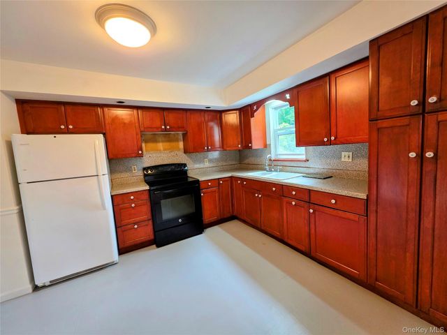 3 Abbey Road, Hyde Park, NY 12538
