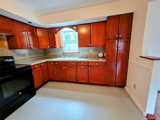 3 Abbey Road, Hyde Park, NY 12538