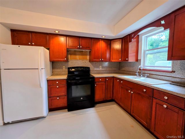 3 Abbey Road, Hyde Park, NY 12538