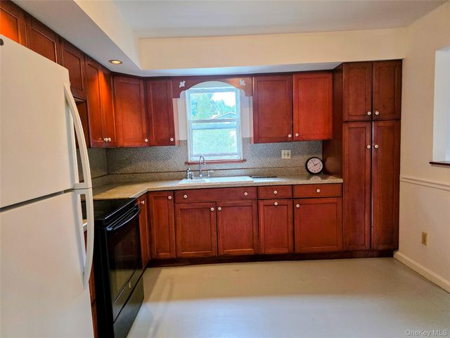 3 Abbey Road, Hyde Park, NY 12538