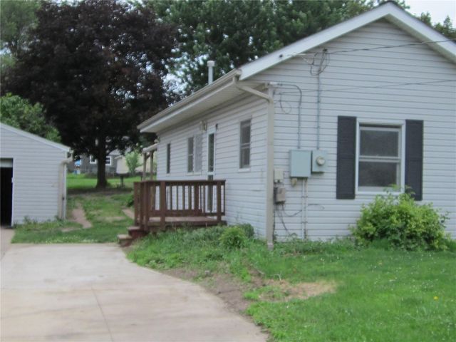 2402 Fruitland Boulevard SW, Cedar Rapids, IA 52404
